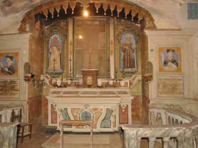 All�interno anche un altare in pietra del Seicento
